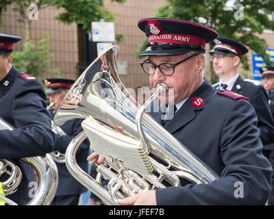 Nahaufnahme eines Mannes spielen einer Tuba in der Heilsarmee-Band Marsch durch die Innenstadt auf Warrington Wandertag Stockfoto