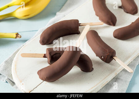 Hausgemachte gefrorenen Schoko Bananen am Stiel Stockfoto