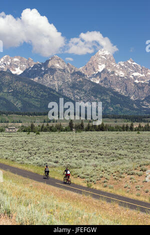 Zwei Personen mitfahren in Forground Rocky Mountains im Hintergrund Stockfoto