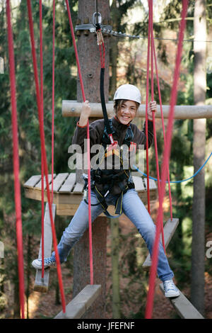 12 Jahre altes Mädchen, Kletterpark, Svat Ý Linhart, Karlsbad, Tschechien, Europa Stockfoto