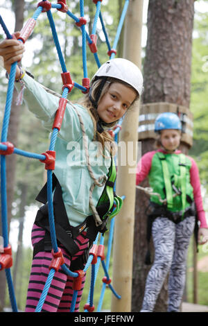 12 Jahre altes Mädchen, Kletterpark, Svat Ý Linhart, Karlsbad, Tschechien, Europa Stockfoto