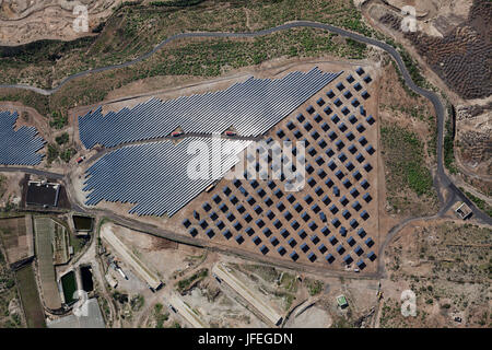 Aerial shot, Solaranlagen mit El Poris, Teneriffa, Spanien Stockfoto