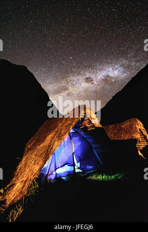 Milchstraße über Stroh Zelten camping in den Anden Stockfoto