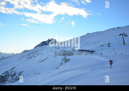 Schweiz, Kanton Graubünden, Engadin, St. Moritz, Corviglia, Schneekanonen Stockfoto