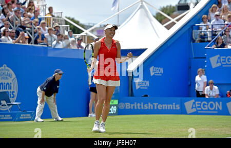 Caroline Wozniacki aus Dänemark in Aktion gegen Heather Watson während der Aegon International Eastbourne-Tennis-Turnier in Devonshire Park Eastbourne Sussex UK. 30. Juni 2017 Stockfoto