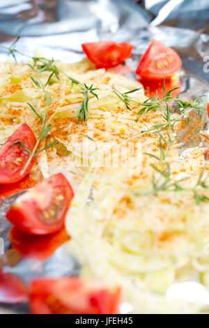 Vorbereitung der Forelle, Fenchel, gehackt, Tomaten, Kräuter, Stockfoto