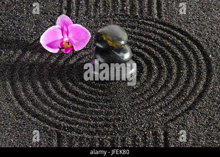 Zen Garten mit gestapelten Steinen und orchid flower Stockfoto, Bild