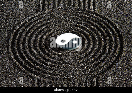 Japanischer Zen-Garten, schwarzer Sand, Yin und Yang Stein Stockfoto