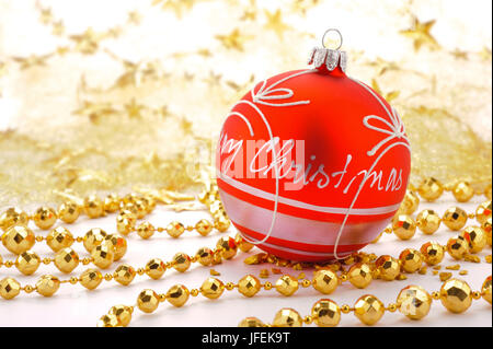 Baum rot Weihnachtskugel und goldenen Perlen Ketten als Weihnachtsdekoration Stockfoto