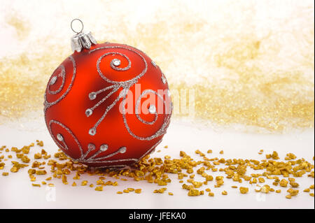 Rote Weihnachtskugel Baum als Weihnachtsdekoration Stockfoto