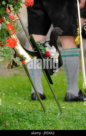 Musiker von einer Blaskapelle in Bayern mit Trompete, Hut und Leder Hose Stockfoto