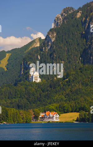 Blick über den Alpsee auf Schloss Neuschwanstein im Allgäu, Bayern Stockfoto