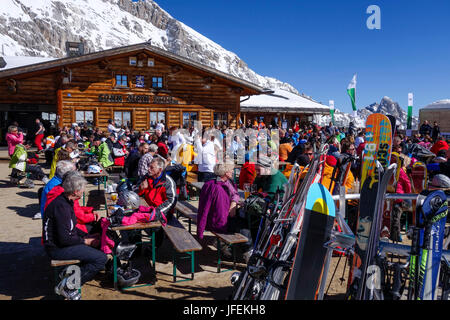 Sonnen Sie sich Alpine Bergrestaurant auf dem Zugspitzplatt, Zugspitze, Wettersteingebirge, Werdenfels, Upper Bavaria, Bavaria, Germany, Europa Stockfoto