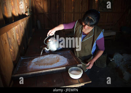 Chile, Araucania, Alto Bio Bio, Mapuche, Frau, Brot backen Stockfoto