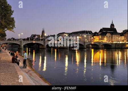 Schweiz, Basel, Mittlere Brücke, Brücke über den Rhein in Richtung große Basel, Kirche, St. Martin und Dom im Hintergrund Stockfoto