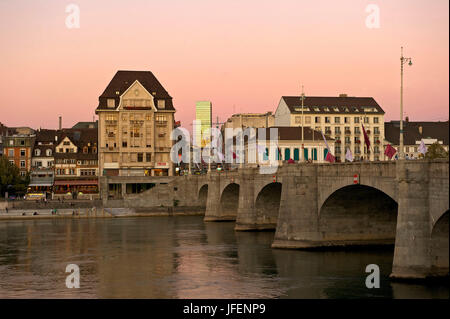 Schweiz, Kanton Basel-Stadt, Basel, die Mittlere Brücke Brücke über den Rhein mit der kleinen Basel und Messerturm Messeturm, der höchste Turm in der Schweiz im Hintergrund Stockfoto