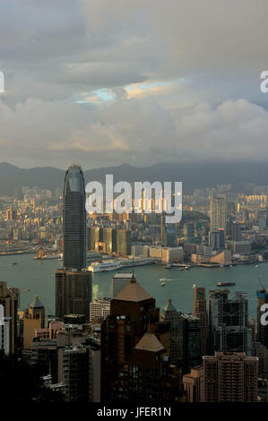 China, Hong Kong, Blick vom Victoria Peak auf Hong Kong Island mit Two International Finance Centre vom Architekten Cesar Pelli und der Kowloon-Halbinsel im Hintergrund Stockfoto
