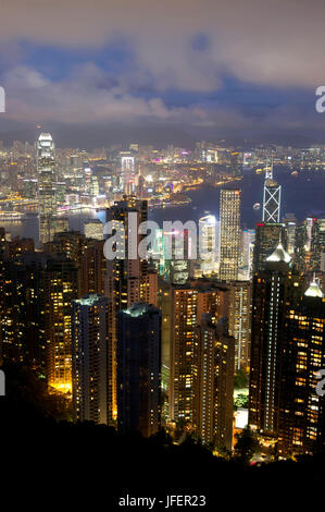 China, Hong Kong, Blick vom Victoria Peak auf Hong Kong Island und Kowloon Halbinsel im Hintergrund Stockfoto