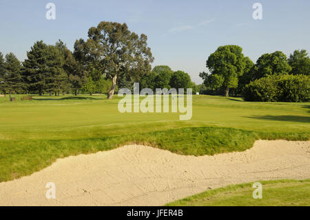 Blick auf die 1. Green und Bunker auf JH Taylor Kurs Royal Mid Surrey Golf Club Richmond Surrey England Stockfoto