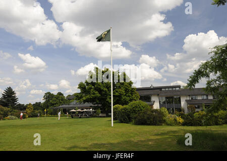 Blick auf das Clubhaus mit Club Flagge Golfclub Royal Mid Surrey, Richmond, Surrey, England, Stockfoto