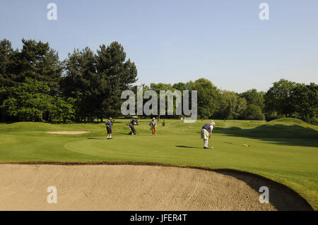 Golfer, die auf das 2. Grün auf Pam Barton Platz Royal Mid Surrey Golf Club, Richmond, Surrey, England Stockfoto