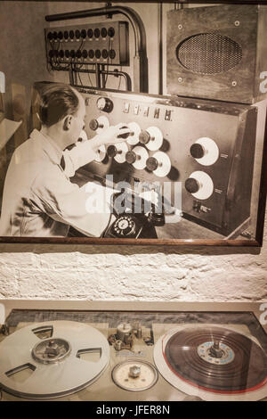 Merseyside, England, Liverpool, Albert Dock, die Beatles Story, Ausstellung der Tonbandaufnahme Deck verwendet in den Abbey Road Studios in den 1950er Jahren Stockfoto