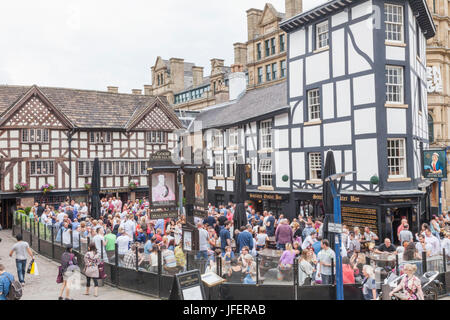 England, Manchester, die alte Wellington Inn Pub und Sinclairs Oyster Bar Stockfoto