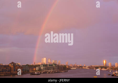 England, London, Docklands, Regenbogen über Canary Wharf und das Hafengebiet Stockfoto