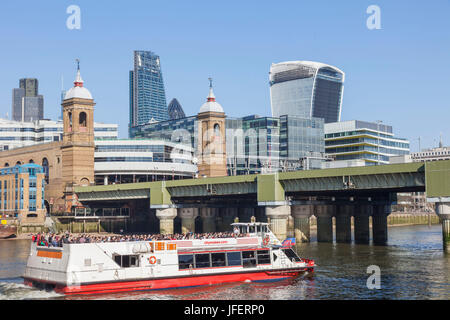 England, London, Stadt, Skyline Tour Boot vorbei Stadt und Bahnhof Cannon Street Stockfoto