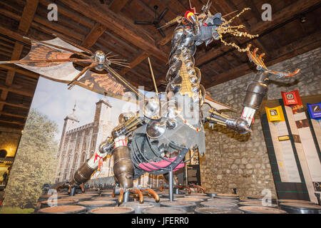 England, London, Tower of London, The White Tower, ausstellen von Schlange und sieben vorangegangen Hydra Trophy Statue erstellt von Waffen von John Harris, um 1700 Stockfoto