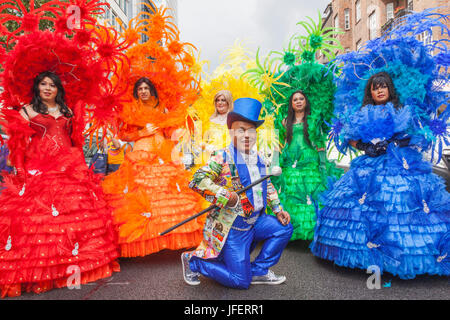 England, London, die jährliche Gay Pride Parade, Gruppe in stolz Farben gekleidet Stockfoto