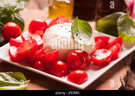 Caprese-Salat mit Baby-Mozzarella-Käse Stockfoto