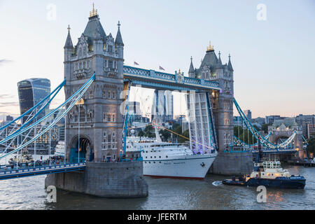 England, London, Tower Bridge und Kreuzfahrtschiff Stockfoto