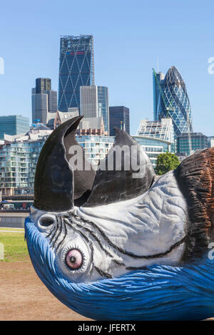 England, London, Nachahmung Riesen Papagei und Skyline der Stadt Stockfoto