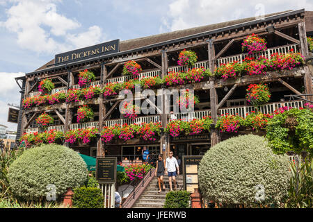 England, London, St Katherine's Dock, Dickens Inn Pub Stockfoto