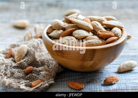 Mandeln in einer Schüssel aus holz und alten Plünderungen. Stockfoto