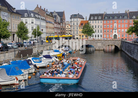 Copenhagen Grachtenfahrt Boot für Touristen. Stockfoto