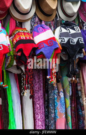 Mützen und Schals in einem Markt Stockfoto