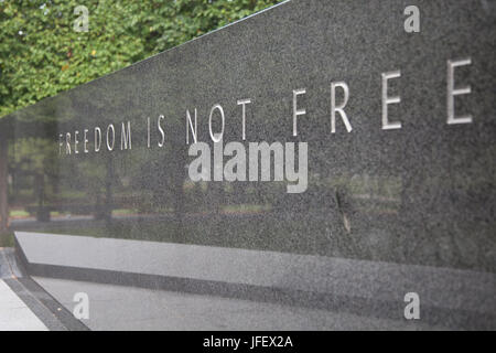 WASHINGTON, DC - AUGUST 2012: Granit-Denkmal am Koreakrieg Denkmal der lautet: "Freiheit ist nicht frei". Das Korean War Memorial befindet sich in wir Stockfoto