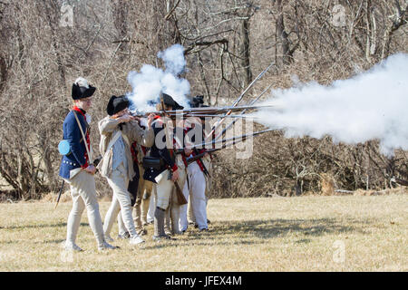 VALLEY FORGE, PA - Februar 2012: Unabhängigkeitskrieg Soldaten feuern Musketen im Reenactment in Valley Forge National Historic Park Stockfoto