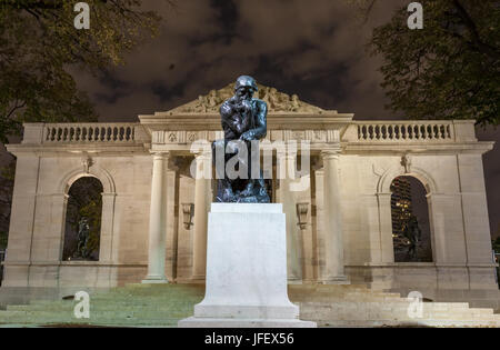 PHILADELPHIA, PA - NOVEMBER 2012: Statue des Denkers im Musée Rodin in Philadelphia, PA.  Das Rodin-Museum befindet sich auf der Benjamin Franklin Stockfoto