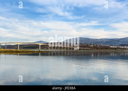 Blick auf Brücke in Tromso Stadt mit blauem Himmel, Norwegen Stockfoto