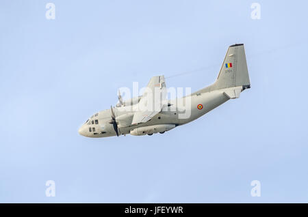 BUKAREST, RUMÄNIEN - 5. SEPTEMBER 2015. Flugzeug C-27-J spartanisch in den blauen Himmel fliegen, Nahaufnahme Flugzeug, isoliert, Stockfoto