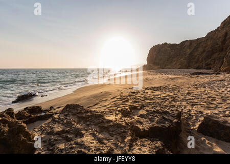 Sonnenuntergang am einsamen Pirates Cove Beach Point Dume Park in Malibu, Kalifornien. Stockfoto