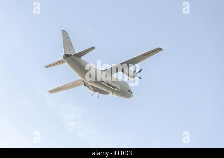 BUKAREST, RUMÄNIEN - 5. SEPTEMBER 2015. Flugzeug C-27-J spartanisch in den blauen Himmel fliegen, Nahaufnahme Flugzeug, isoliert, Stockfoto