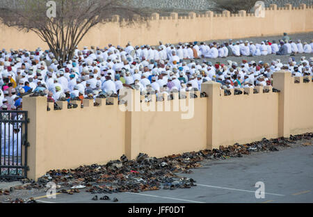 Nizwa, Oman - 26. Juni 2017: omanischen Bevölkerung in traditioneller Kleidung in einer Moschee im Freien an einem Tag des Eid al Fitr, Feier am Ende des Fastenmonats o Stockfoto