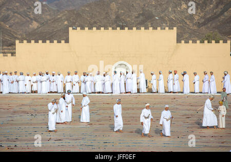 Nizwa, Oman - 26. Juni 2017: omanischen Bevölkerung in traditioneller Kleidung in einer Moschee im Freien an einem Tag des Eid al Fitr, Feier am Ende des Fastenmonats o Stockfoto