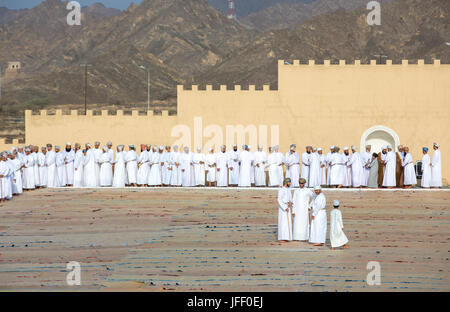 Nizwa, Oman - 26. Juni 2017: omanischen Bevölkerung in traditioneller Kleidung in einer Moschee im Freien an einem Tag des Eid al Fitr, Feier am Ende des Fastenmonats o Stockfoto