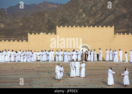 Nizwa, Oman - 26. Juni 2017: omanischen Bevölkerung in traditioneller Kleidung in einer Moschee im Freien an einem Tag des Eid al Fitr, Feier am Ende des Fastenmonats o Stockfoto