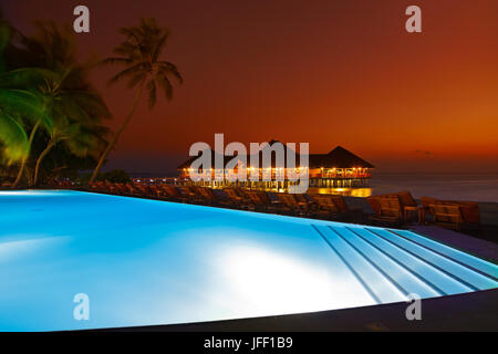 Pool und Cafe auf tropischen Malediven Insel Stockfoto